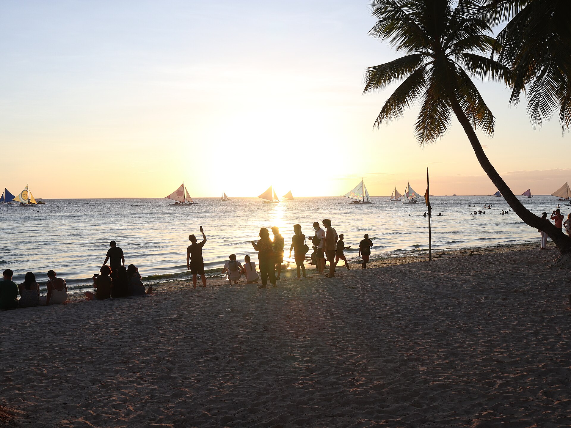 Paseo de playa al atardecer