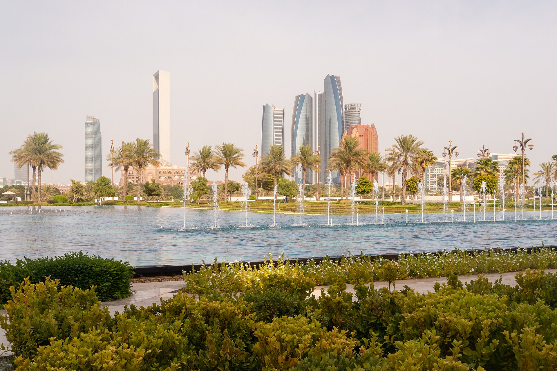 Dos emiratos con personalidad propia