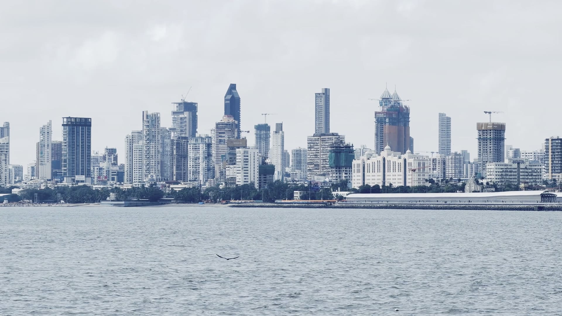 Skyline de Mumbai sobre el mar Arábigo