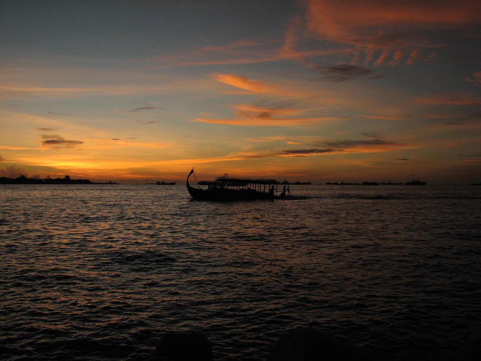 Catamarán al atardecer