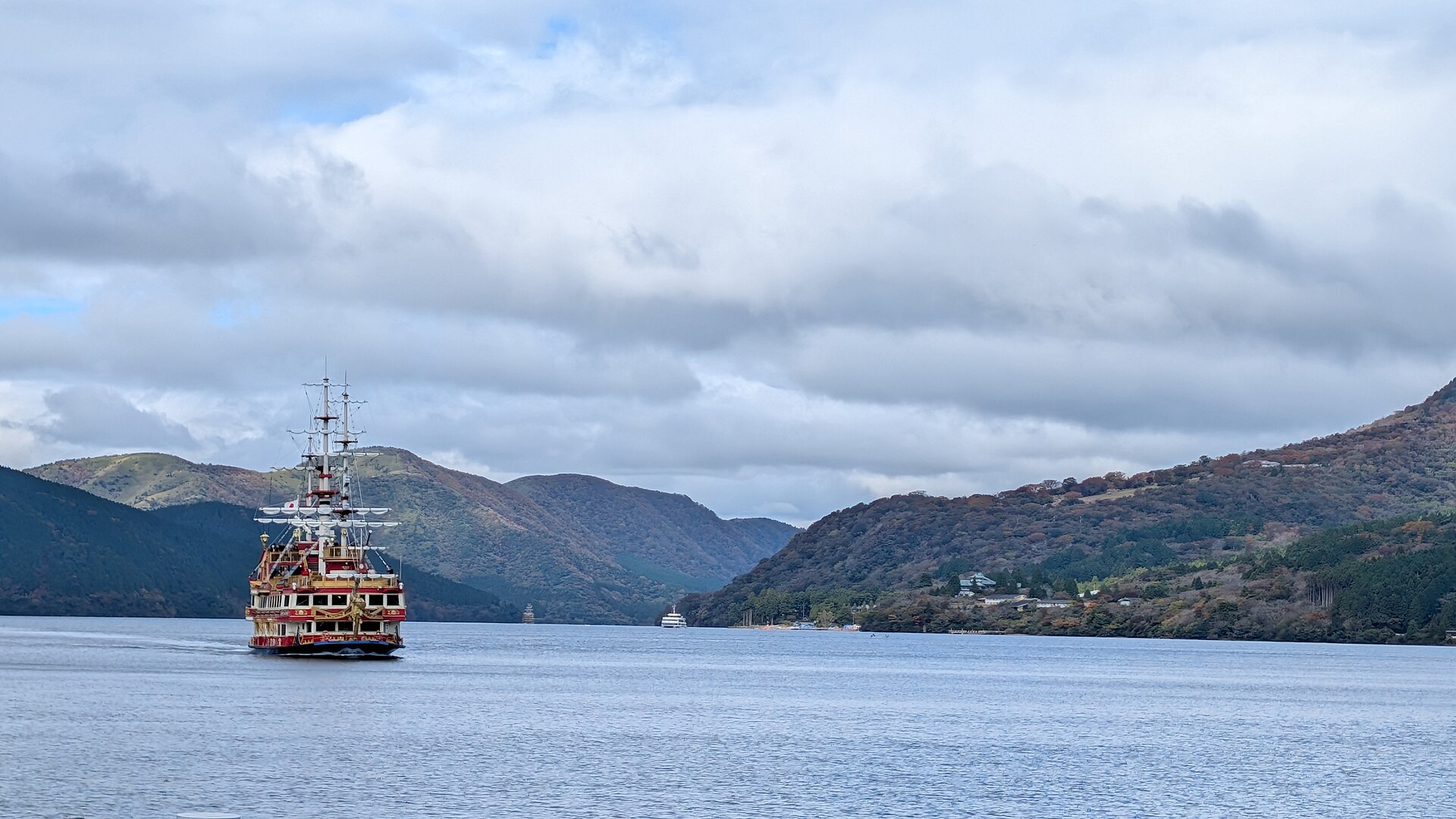 Crucero por el lago Ashi