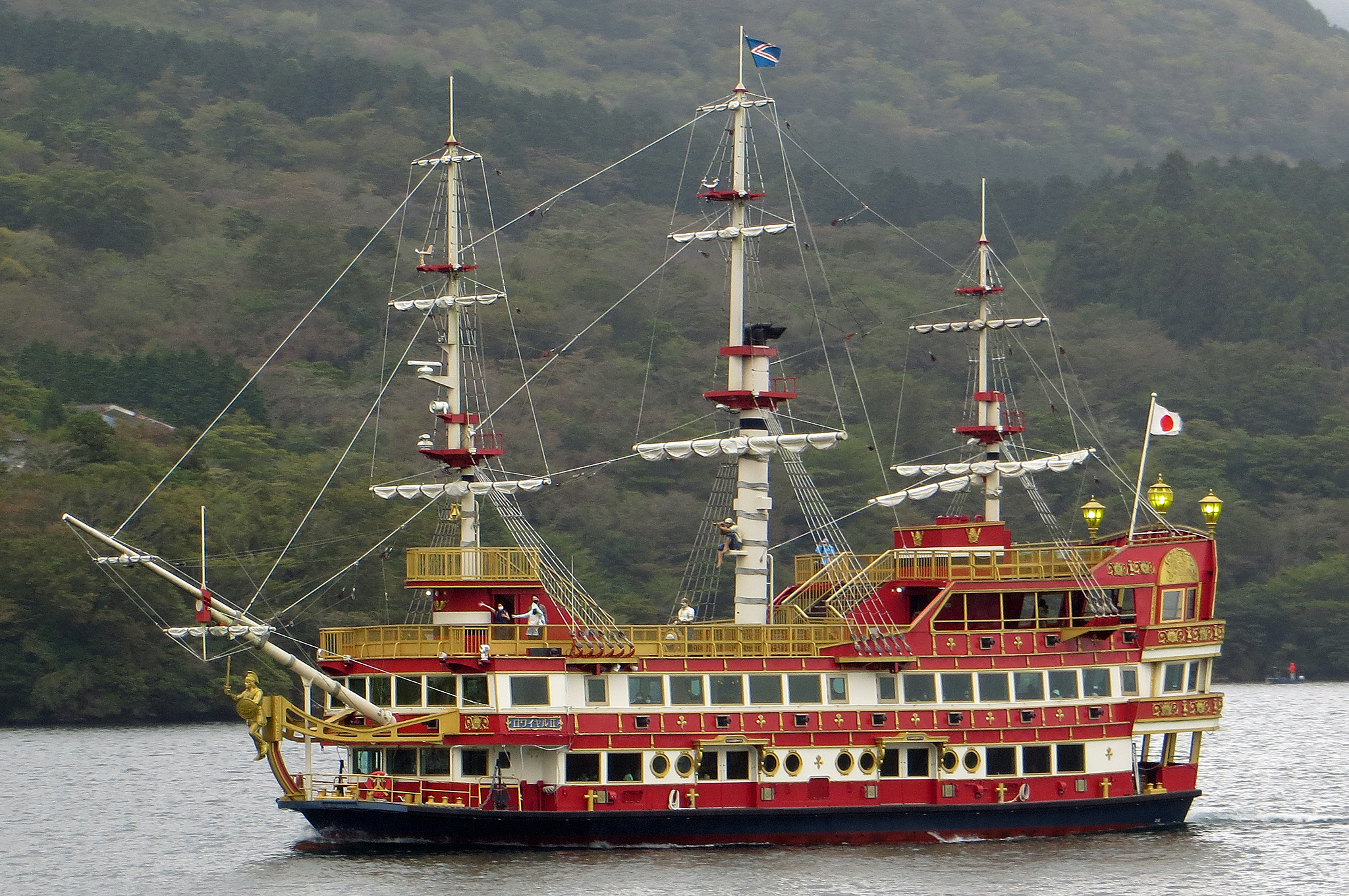Crucero pirata por el lago Ashi