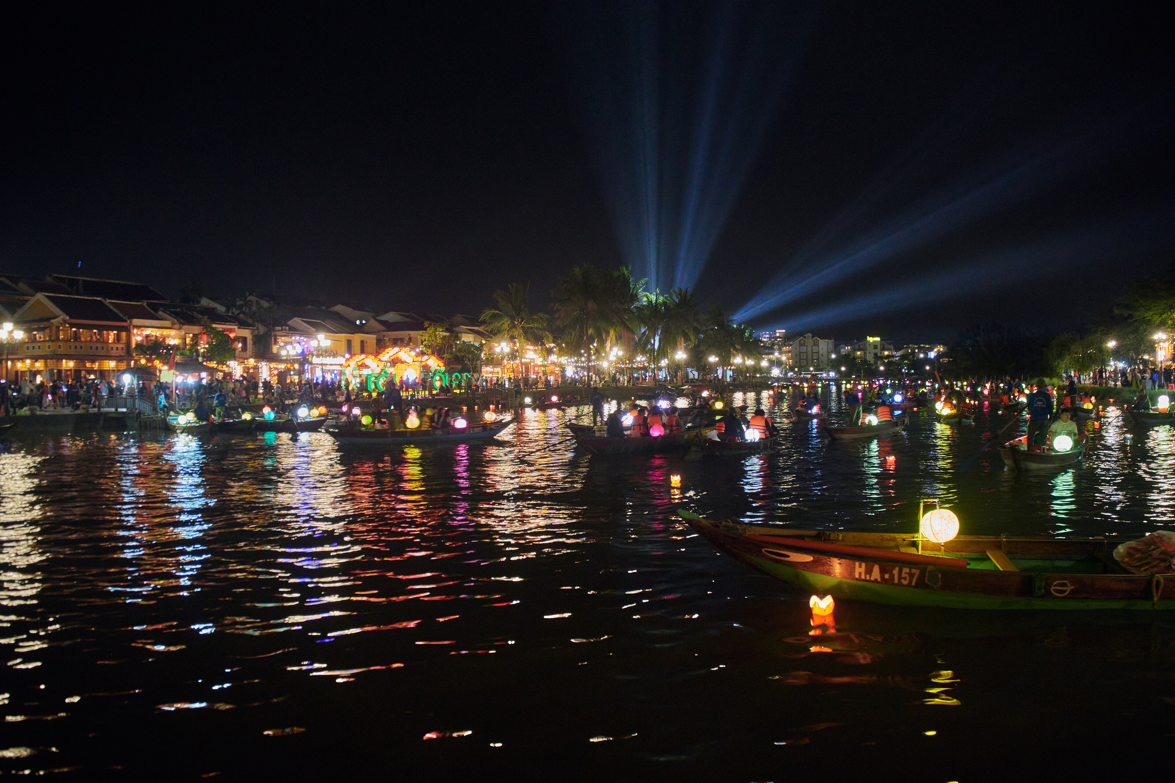 Noche de farolillos en el río Thu Bon